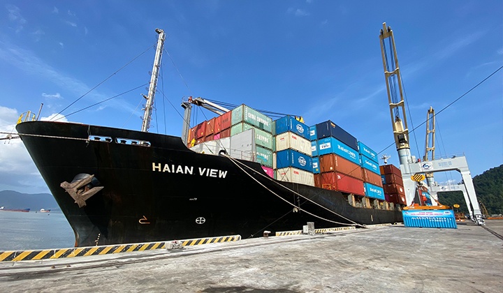 Hue phe duyet 800 ha mat bien de nhan chim chat nao vet hinh anh