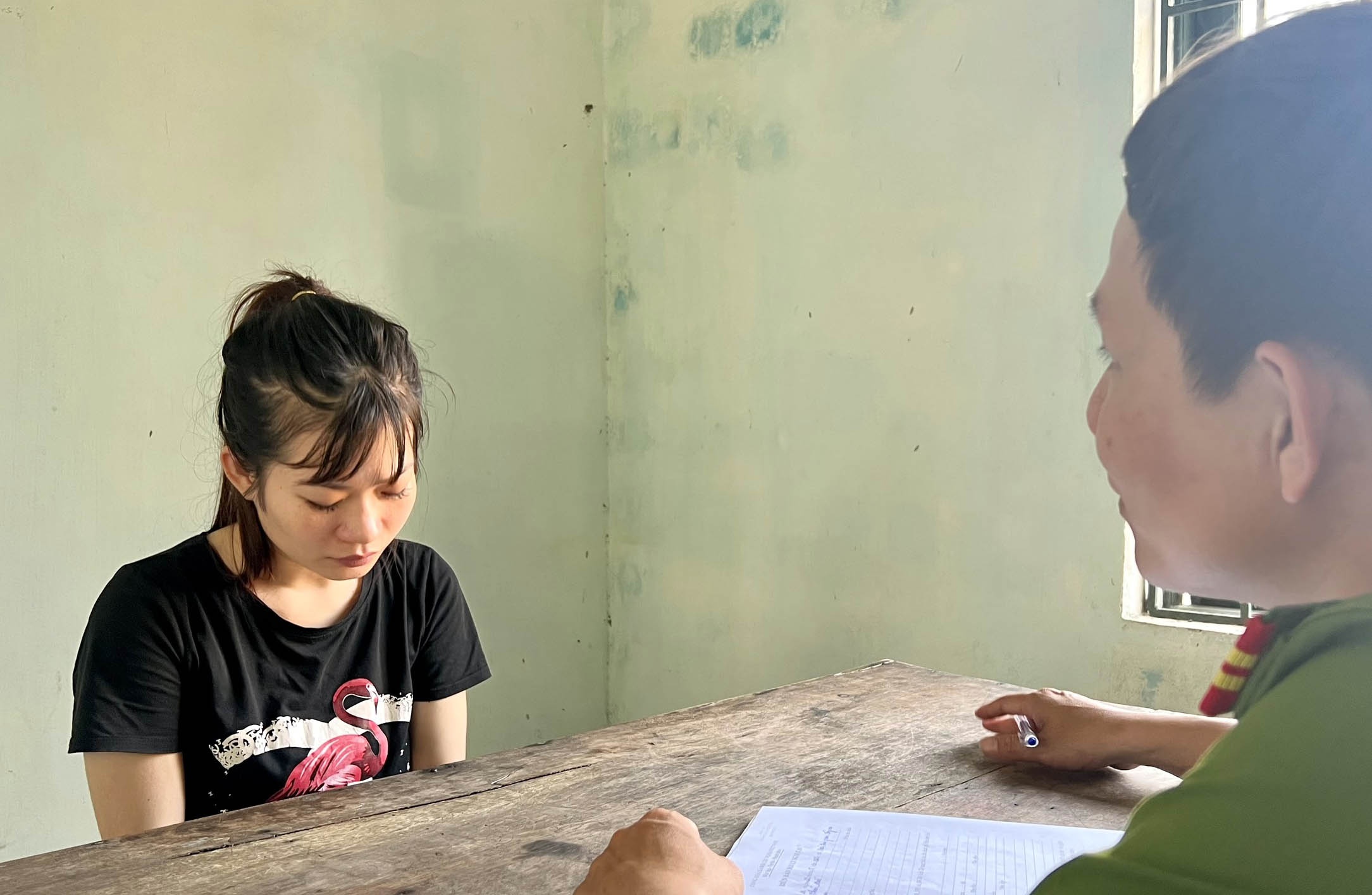 Doi nam nu o Hue tang tru hon 3.000 vien ma tuy hinh anh