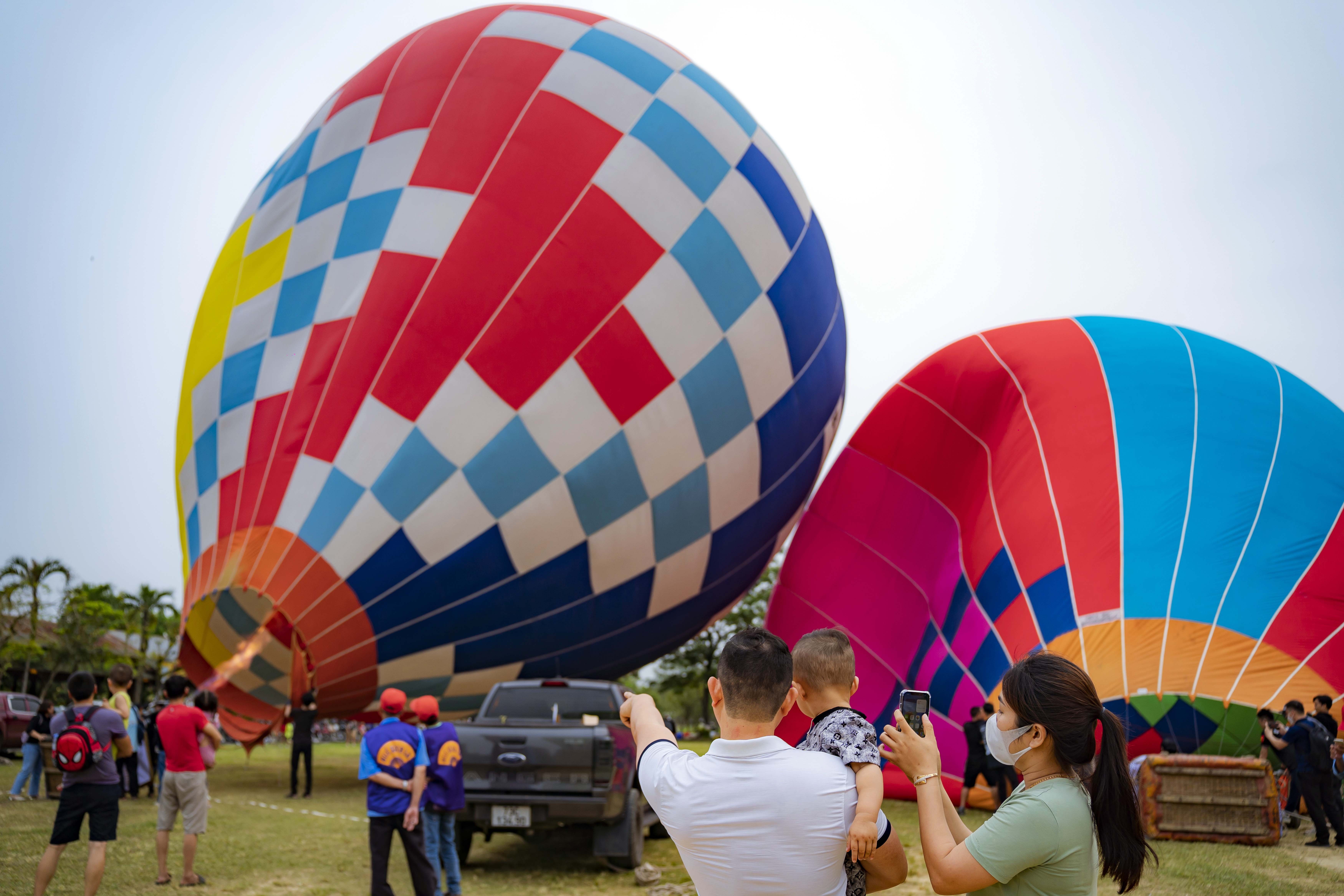Ngam ve dep xu Hue tu khinh khi cau hinh anh