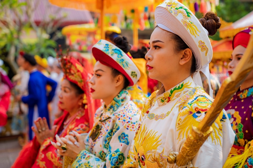 Hang chuc thuyen rong cung ruoc Thanh Mau o le hoi dien Hue Nam hinh anh