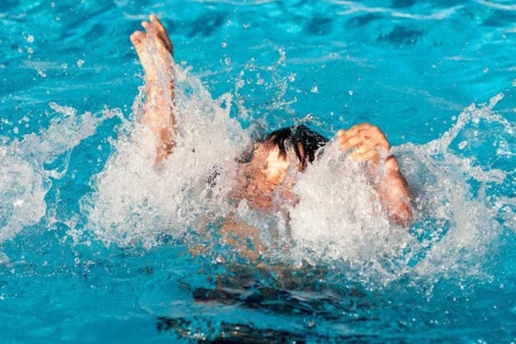 Nam sinh bi duoi nuoc khi tam bien cung nhom ban hinh anh