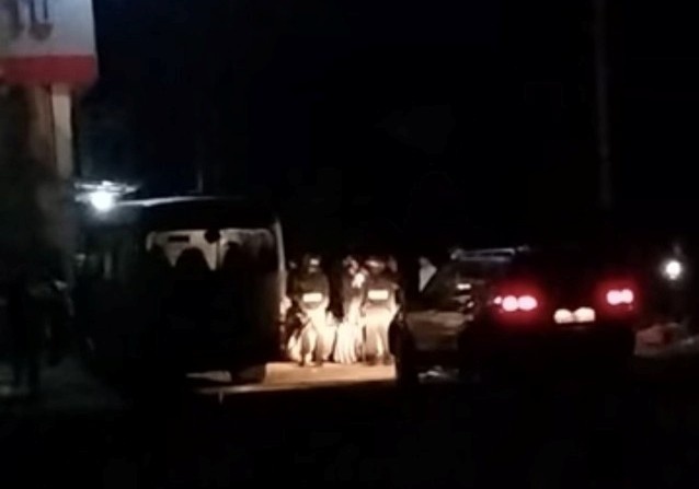 Chan oto khach trong dem, kiem tra 21 nguoi nghi trom cap hinh anh