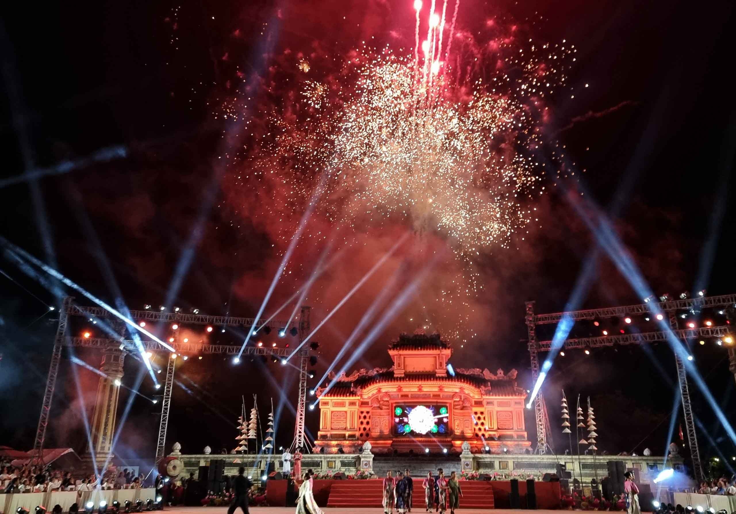 Phao hoa ruc sang dem khai mac Festival nghe truyen thong Hue hinh anh