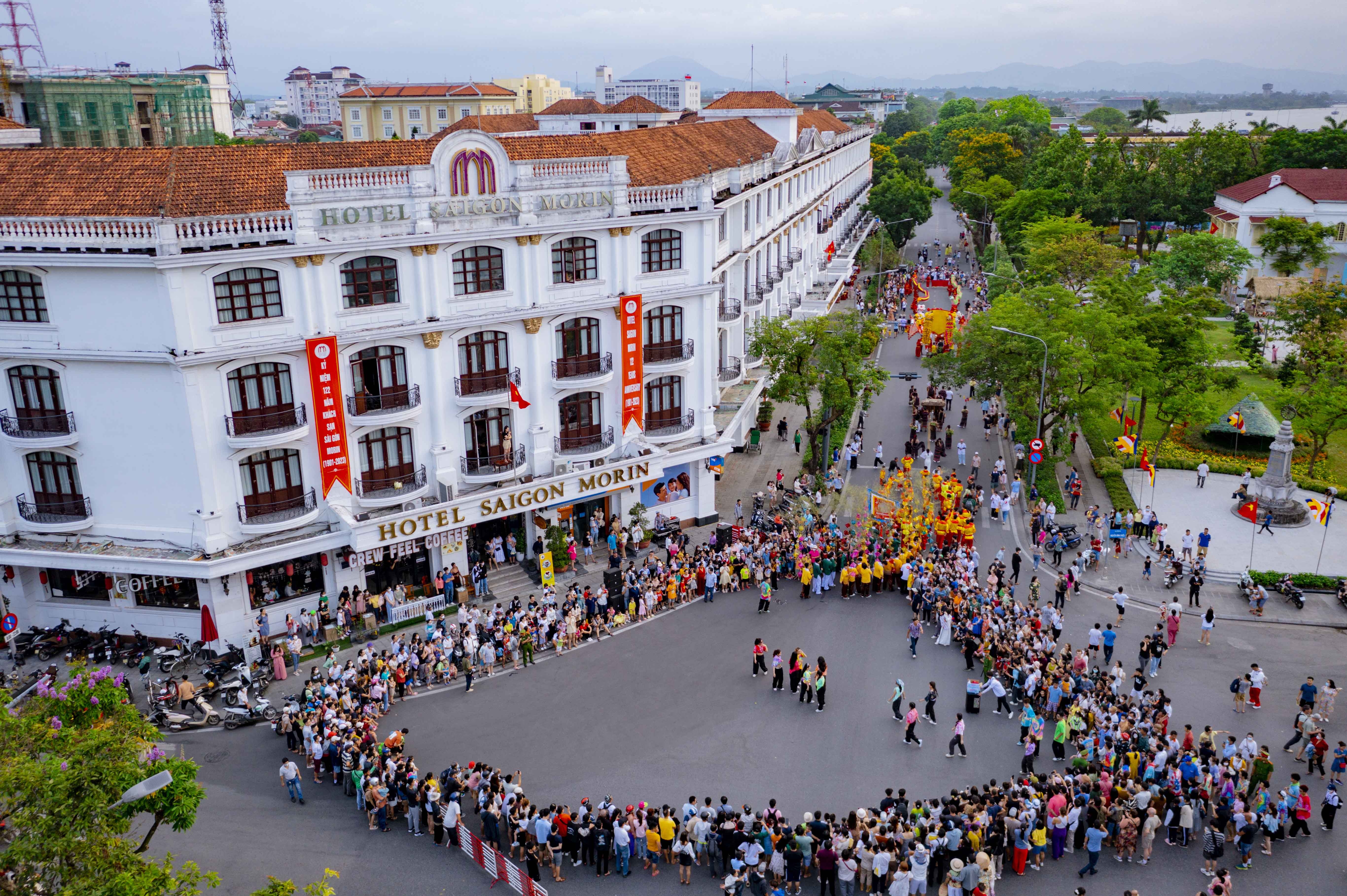 Khach cao ky luc anh 1