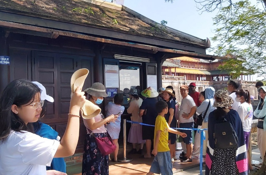 Trung tam di tich Hue ly giai viec khach xep hang cho doi mua ve hinh anh