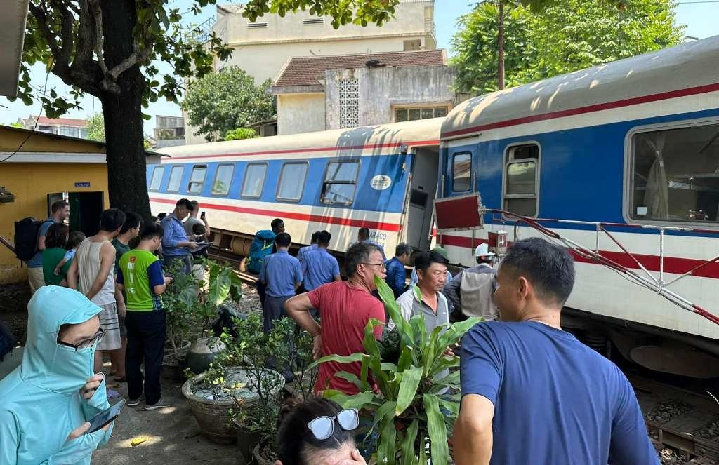 Tau SE1 trat duong ray o Hue hinh anh