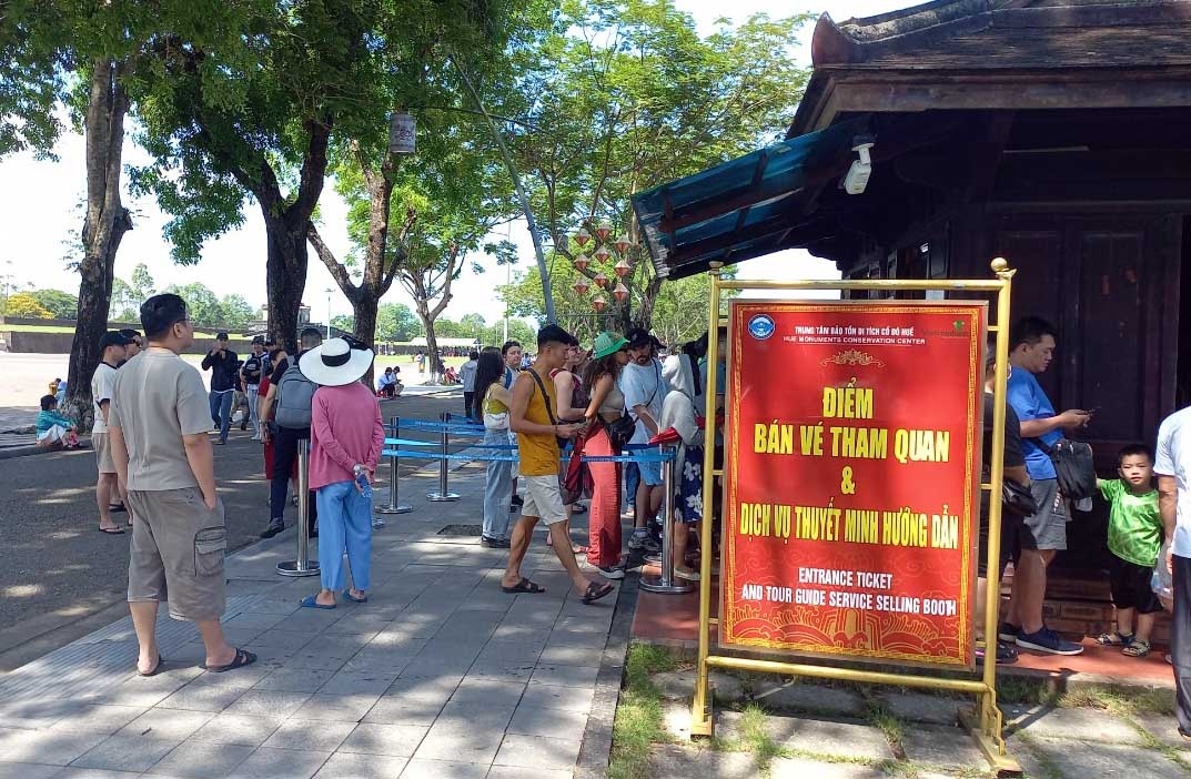 Lanh dao tinh thi sat he thong ban ve dien tu o Dai noi Hue hinh anh