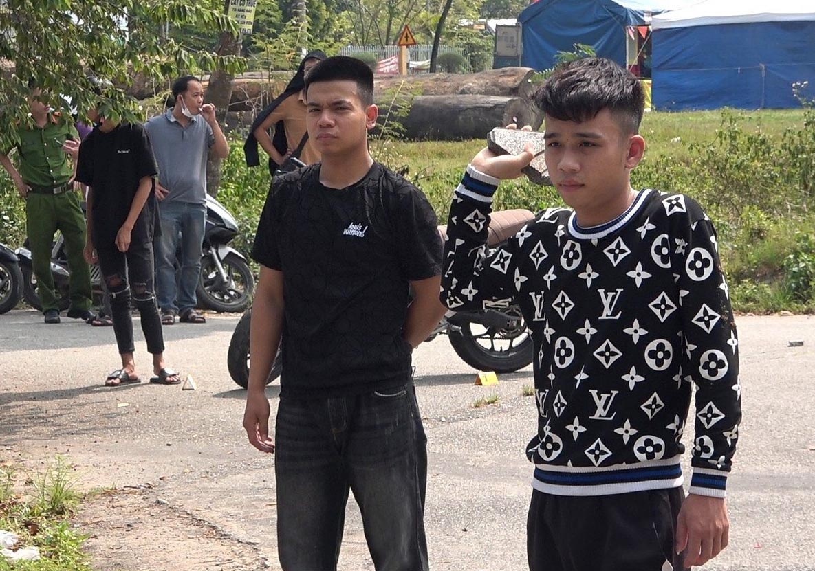 2 shipper bi cuop tai san giua dem hinh anh