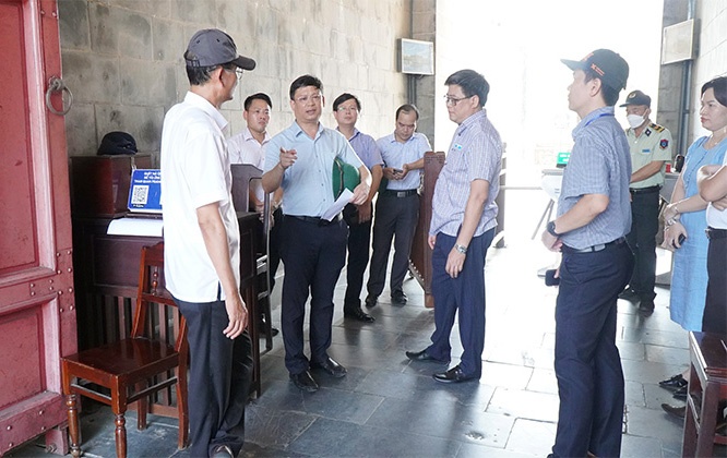 Xep hang mua ve anh 1