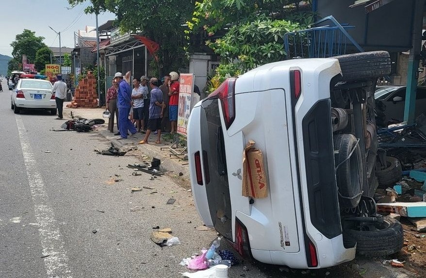 Oto va cham xe dap dien, hai hoc sinh vang xuong duong hinh anh