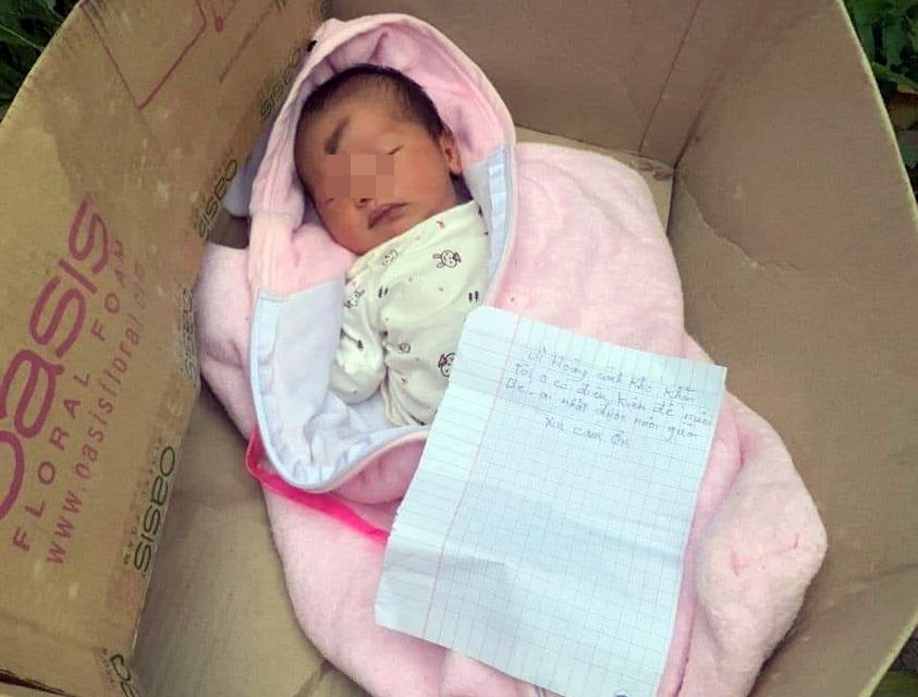 Be trai so sinh bi bo trong thung giay ben duong hinh anh