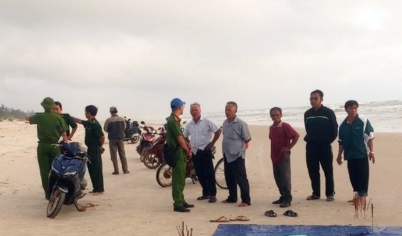 Thi the ngu dan troi dat vao bo bien Quang Tri hinh anh