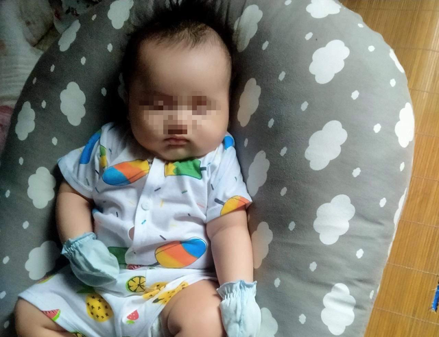 Be trai 3 thang tuoi bi bo lai tren cau hinh anh