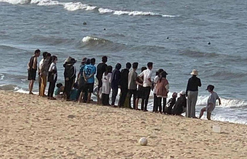 Tam bien cung ban, be trai 10 tuoi duoi nuoc hinh anh