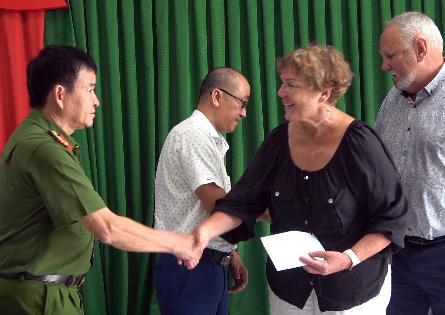 Xu phat tai xe xich lo chiem doat tai san cua du khach hinh anh