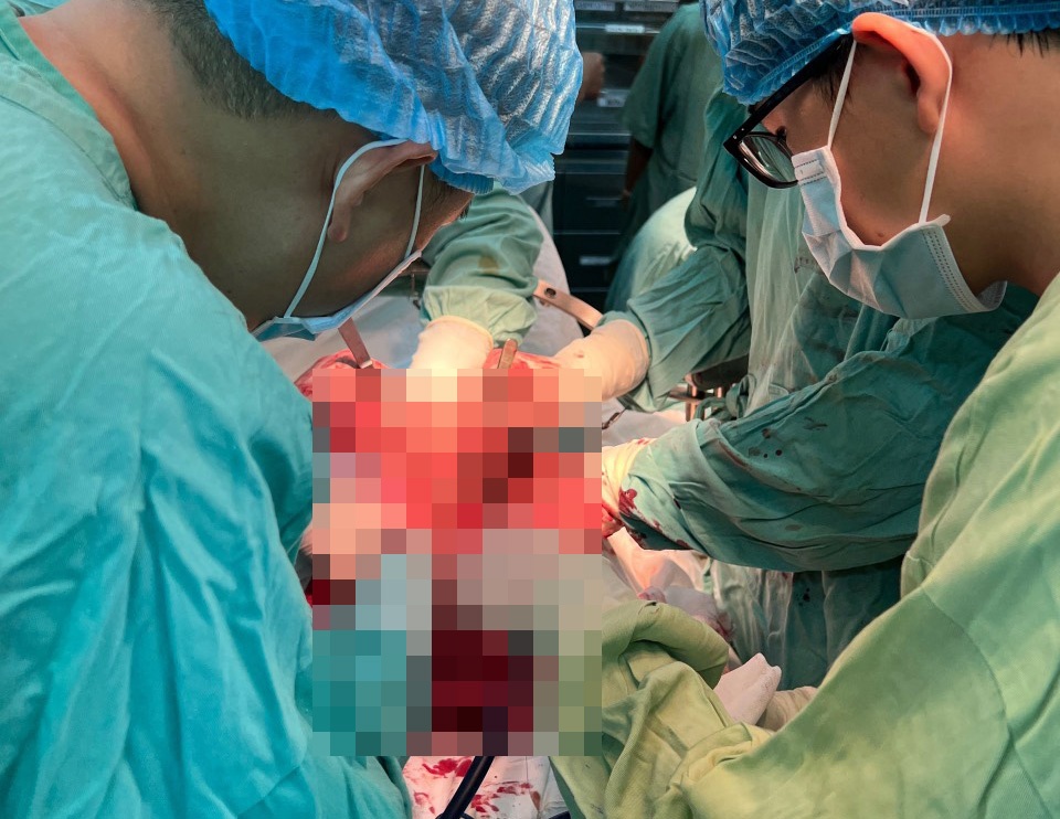 Chu tich phuong hoi phuc sau vu bi nguoi ho hang dam trong thuong hinh anh