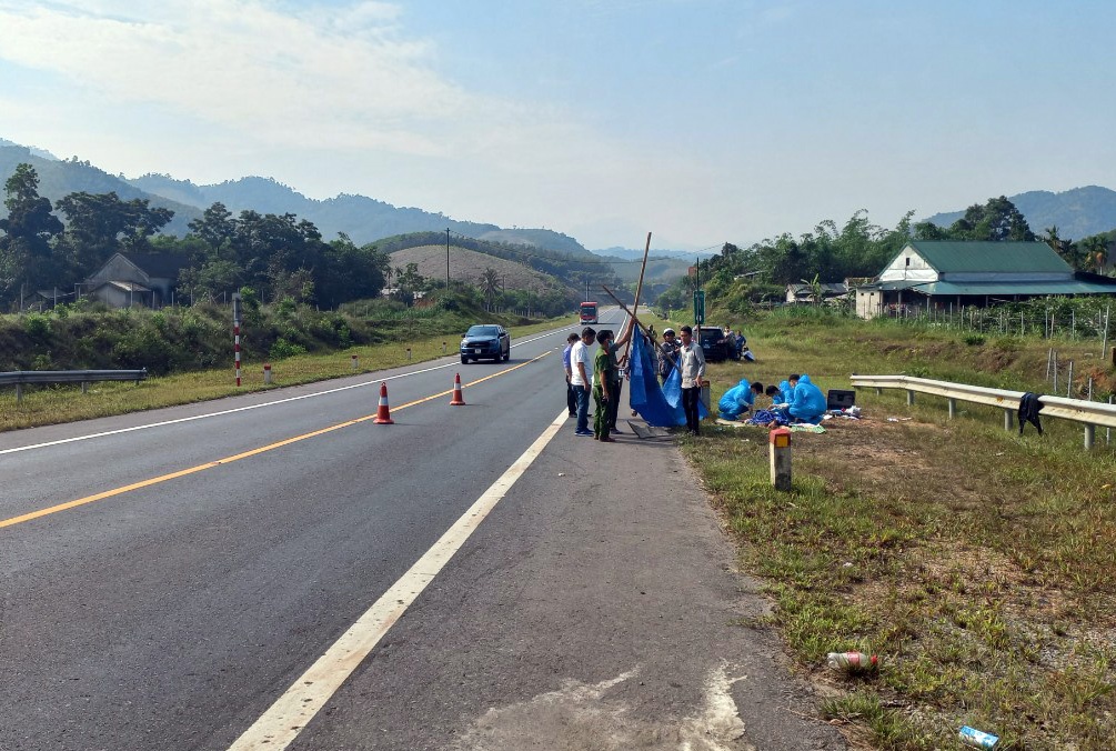 Nguoi dan ong bi tong chet tren cao toc Cam Lo - La Son hinh anh