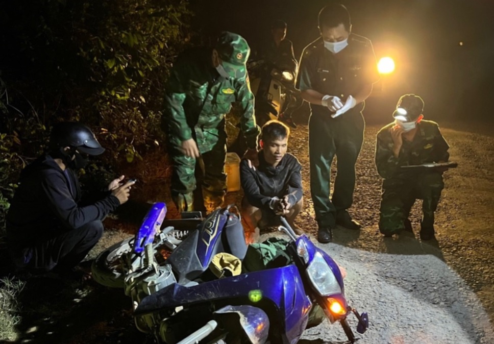 Thanh nien van chuyen 55 kg thuoc no hinh anh