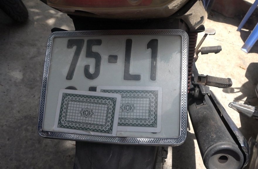 Dung xe trom cap tong can bo CSGT hinh anh