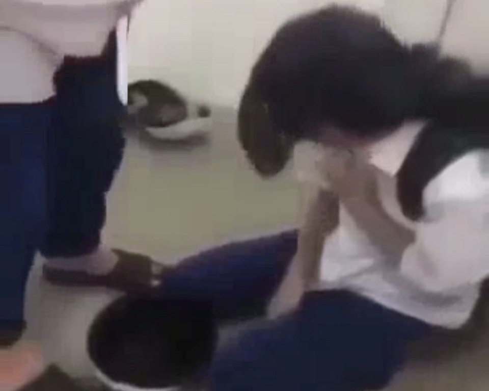 Phat hanh chinh nu sinh danh ban o nha ve sinh hinh anh