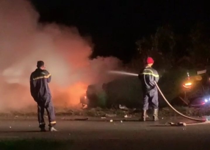 Xe con boc chay du doi luc rang sang hinh anh