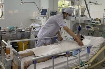 Nam cong nhan tu vong sau khi an cua hinh anh