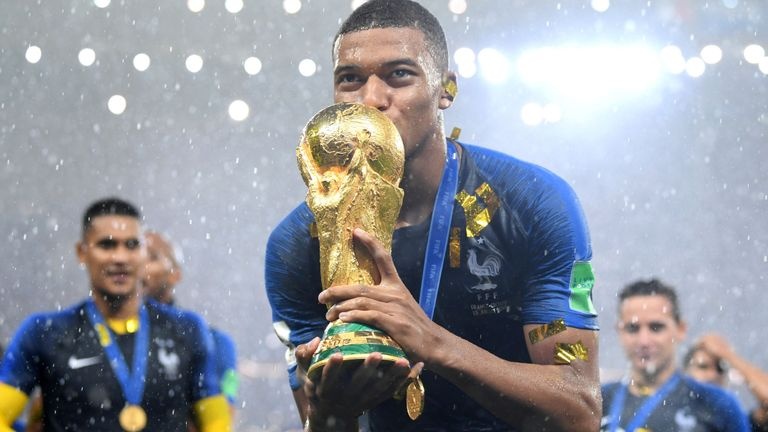 Mbappe se thi dau voi so ao cua than tuong o mua giai toi hinh anh