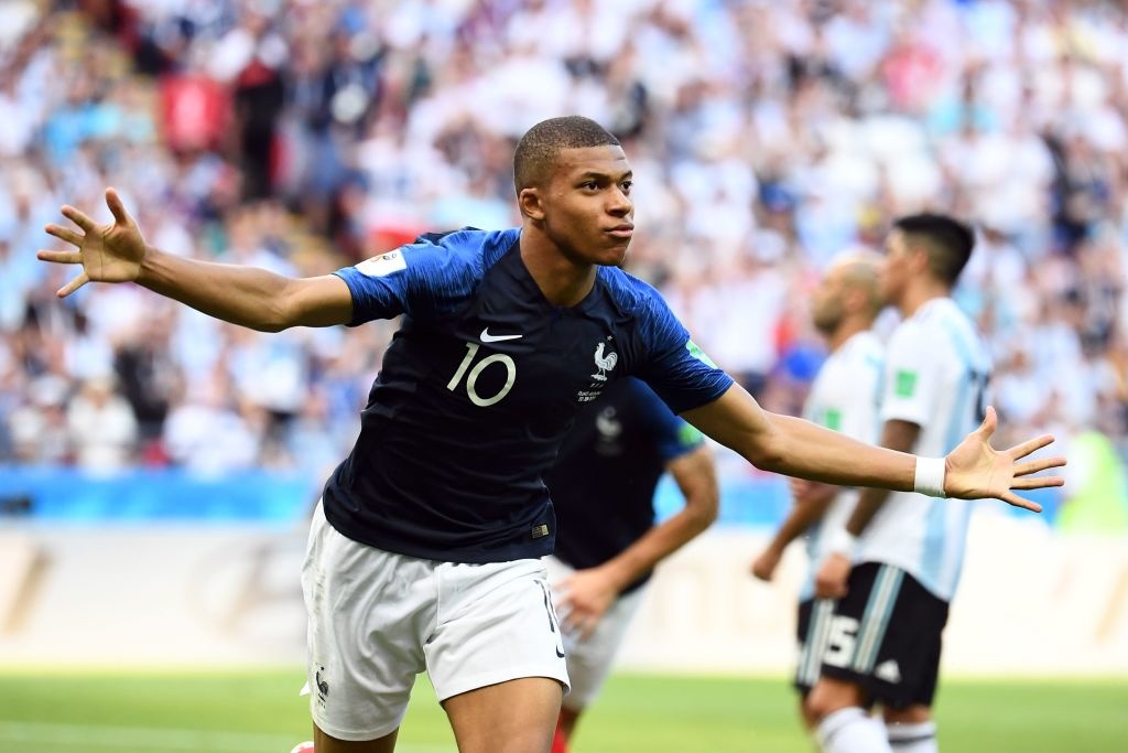 Mbappe: 'Toi muon duoc ngu cung chiec cup vang World Cup' hinh anh