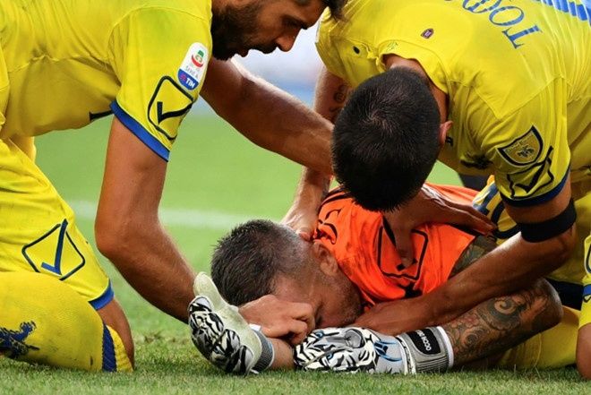 Ronaldo làm gãy mũi thủ môn Chievo ảnh 1 Ronaldo lam gay mui thu mon Chievo anh 1