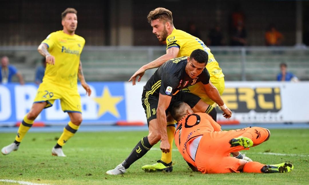 Ronaldo nhan tin xin loi thu mon Chievo sau khi lam vo mui doi thu hinh anh