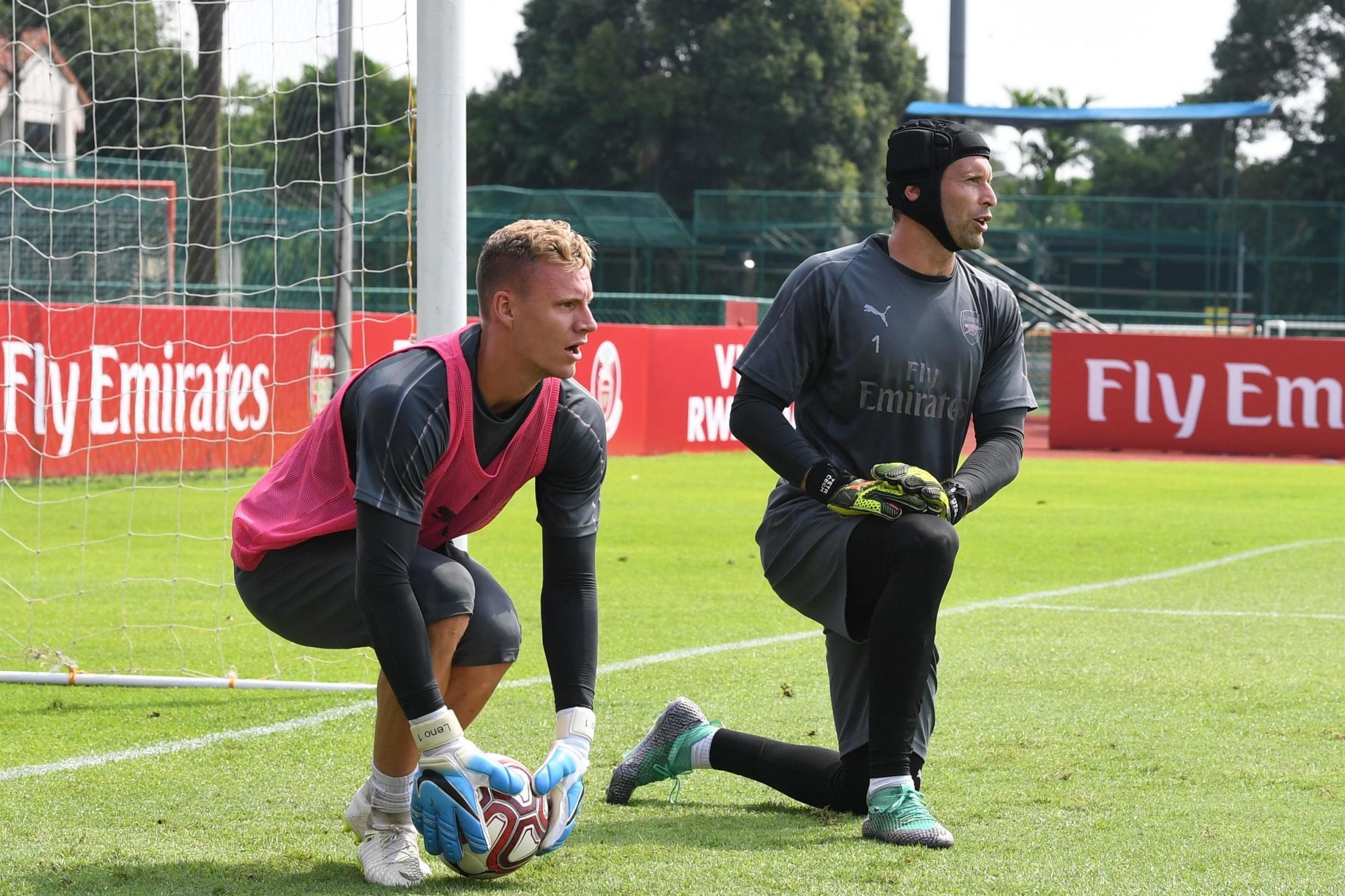 Petr Cech nan gan Bernd Leno anh 1