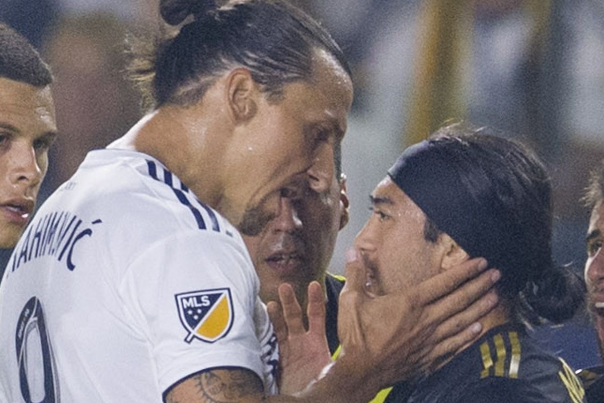 'Tat yeu' Lee Nguyen, Ibra doi dien an phat tu ban to chuc MLS hinh anh