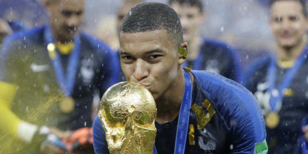 Mbappe duoc dan anh tai PSG nhac nho truoc them mua giai moi hinh anh