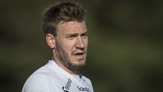 Bendtner khien tai xe taxi nhap vien khan cap hinh anh