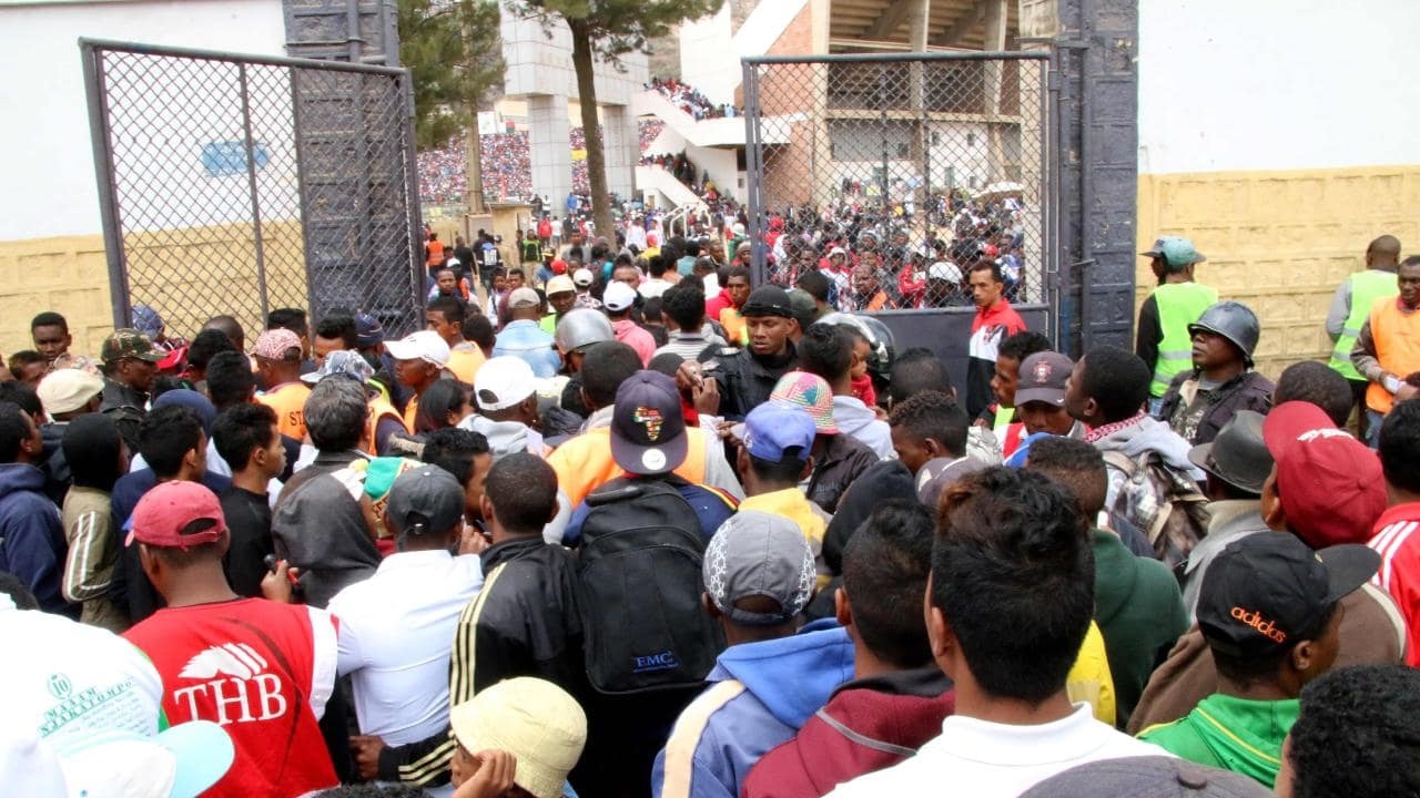 CDV thiet mang sau man chen chuc, giam dap de vao san xem Mane thi dau hinh anh