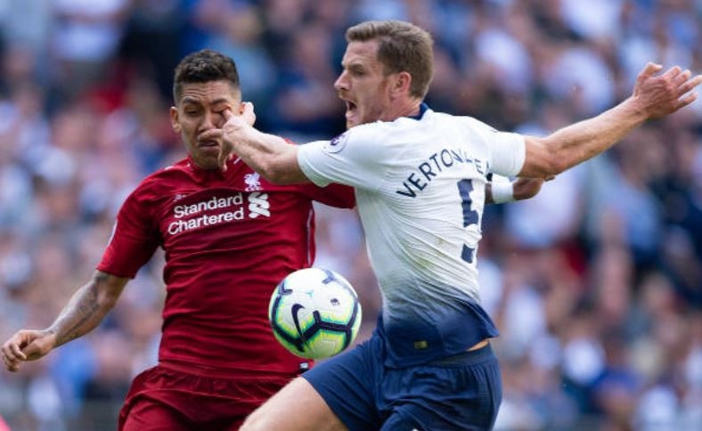 Firmino bi Vertonghen choc vao mat anh 1