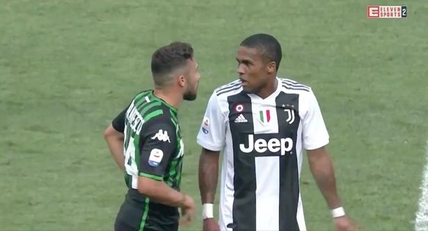 Douglas Costa nho nuoc bot vao mat doi thu anh 10