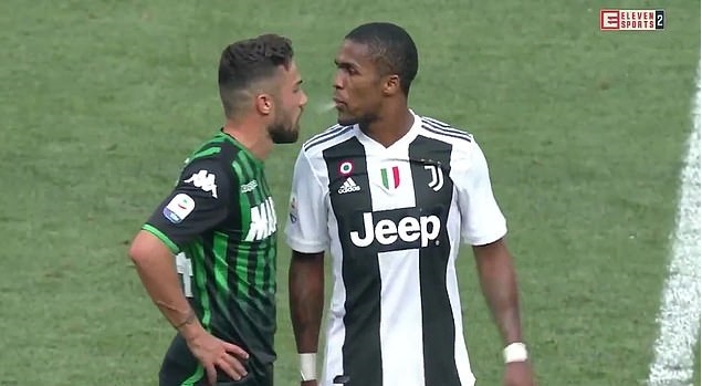 Douglas Costa nho nuoc bot vao mat doi thu anh 2