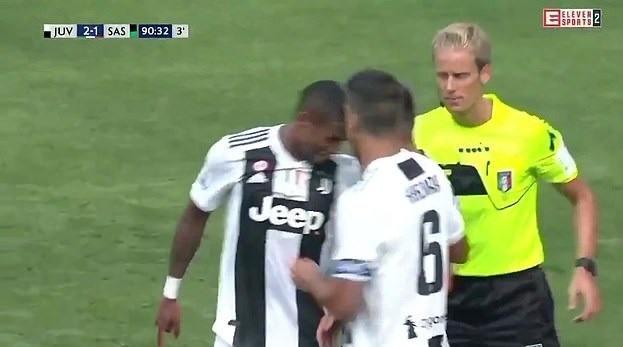 Douglas Costa nho nuoc bot vao mat doi thu anh 3