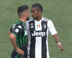 CDV bat binh voi pha nho nuoc bot cua Douglas Costa vao doi thu hinh anh