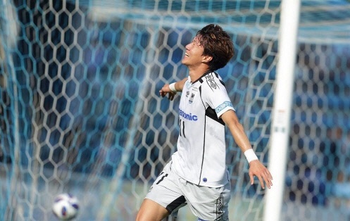 Hwang Ui-jo đánh bại Iniesta ảnh 1 Hwang Ui-jo danh bai Iniesta anh 1