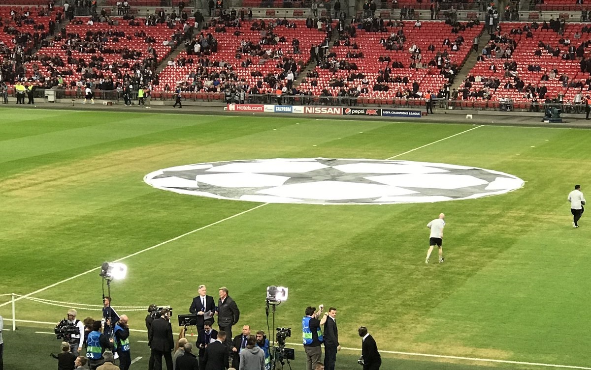 CDV Tottenham so sanh mat co san Wembley voi ruong khoai hinh anh