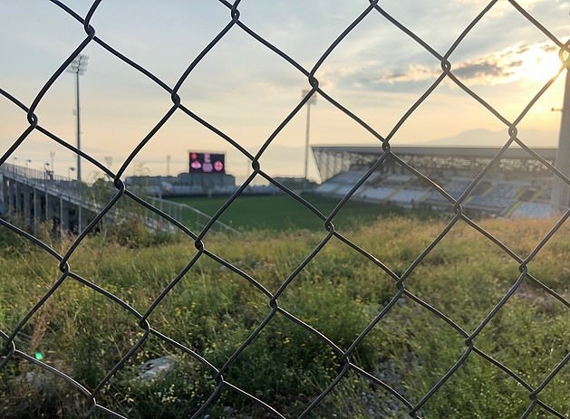 CĐV Anh trèo rào vào xem đội nhà thi đấu ảnh 8 CDV Anh treo rao vao xem doi nha thi dau anh 8