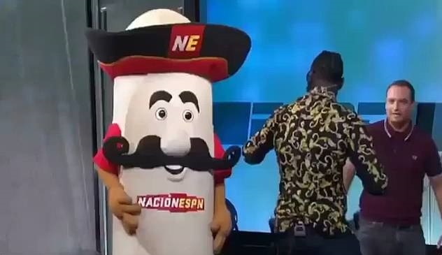 Deontay Wilder dam vo quai ham nhan vat mascot anh 1