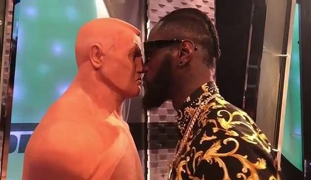 Deontay Wilder dam vo quai ham nhan vat mascot anh 2