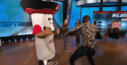 Vo si boxing dam vo quai ham mascot tren truyen hinh hinh anh