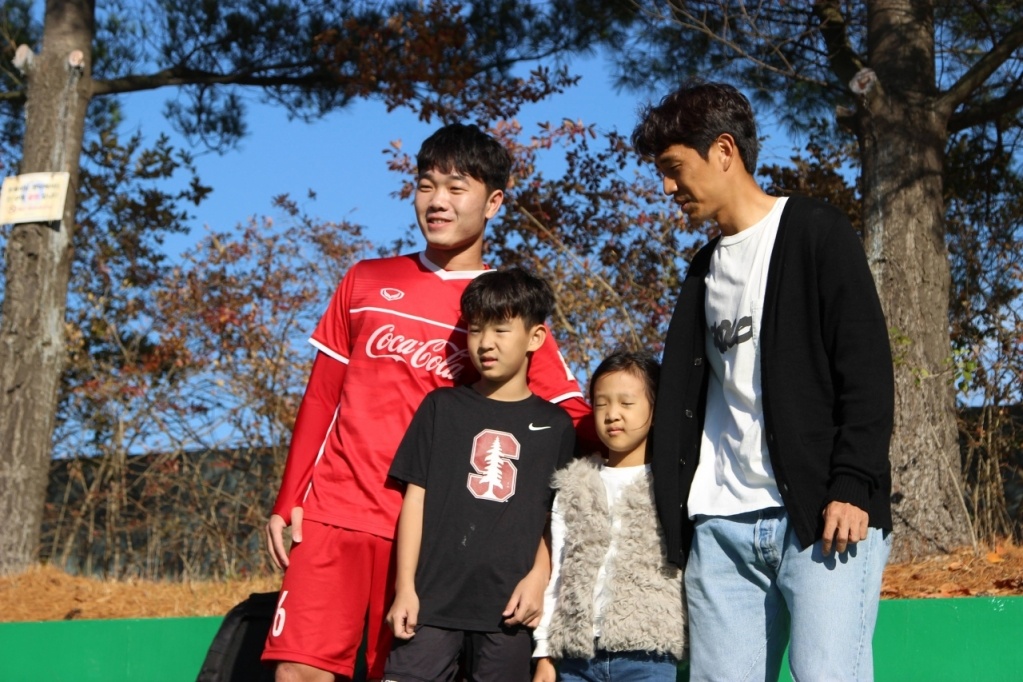 Xuan Truong khoe mon qua dac san Han Quoc tu dong doi cu hinh anh