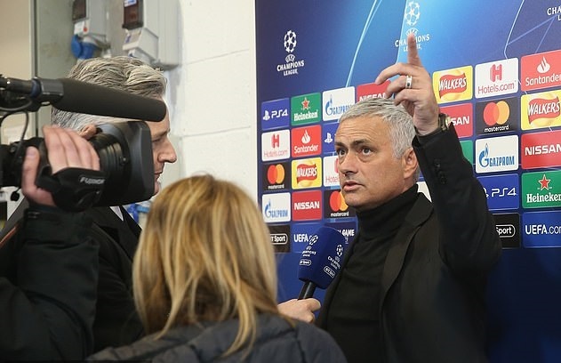 MU doi dien an phat vi toi muon du o cach san hon 500 m hinh anh