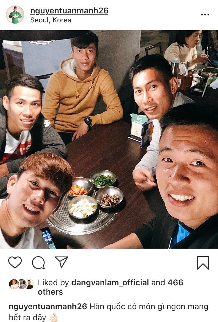 Tuyen thu DTVN an choi,  mua sam tai Han Quoc anh 11