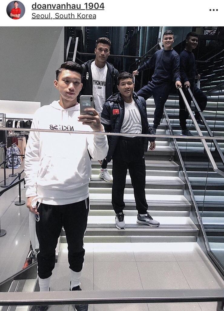 Tuyen thu DTVN an choi,  mua sam tai Han Quoc anh 13